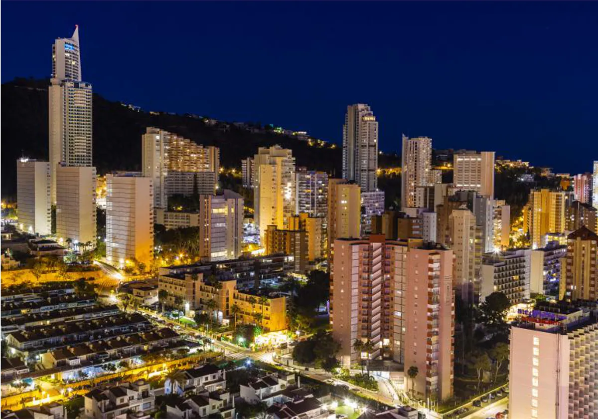 Vista panorámica nocturna de rascacielos en Benidorm.