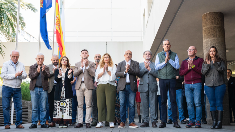 Concentración y minuto d silencio en el Cabildo de Gran Canaria