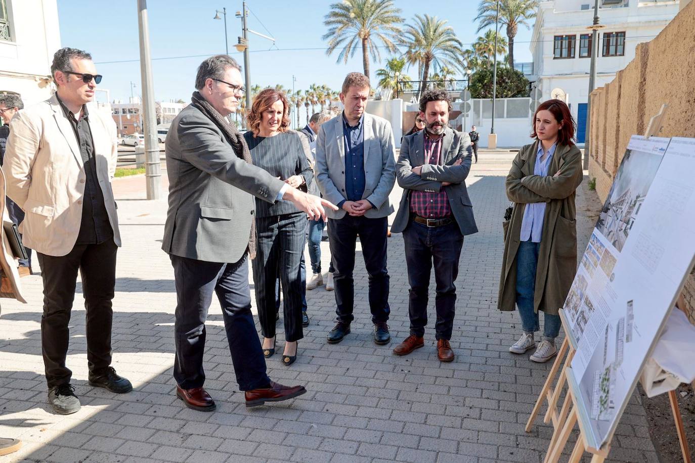 Imagen de Catalá observando los planos del futuro edificio de 60 viviendas públicas