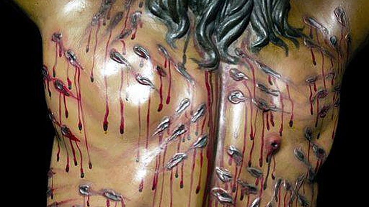 Detalle de la espalda del crucificado, donde se aprecia a la derecha, la llaga de la herida por la lanza