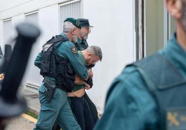 El pueblo de Barbate increpa a los ocho detenidos por la muerte de los guardias civiles a su llegada a los juzgados