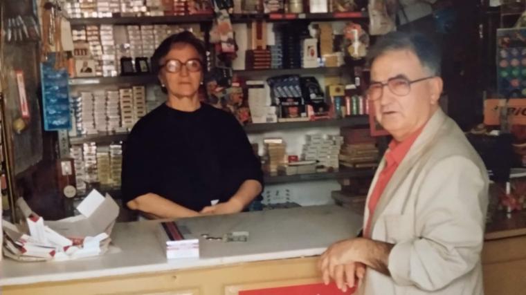 Concepción, atendiendo a un cliente en el estanco en una foto tomada en los años ochenta