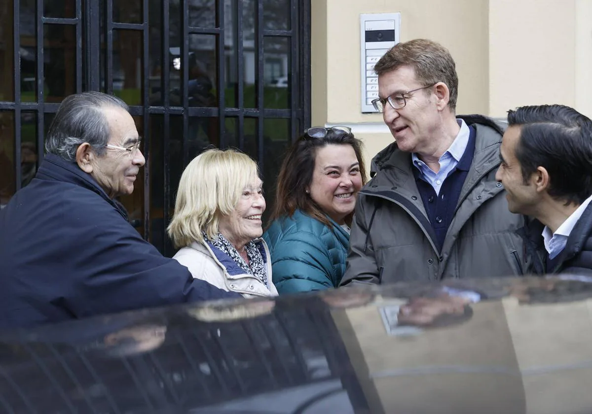 Feijóo saluda a unos vecinos durante su paseo en Ferrol