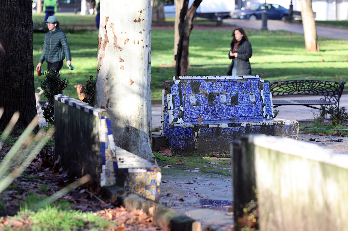 Fotos: el deterioro de los bancos de azulejos de los Jardines de los Patos en Córdoba