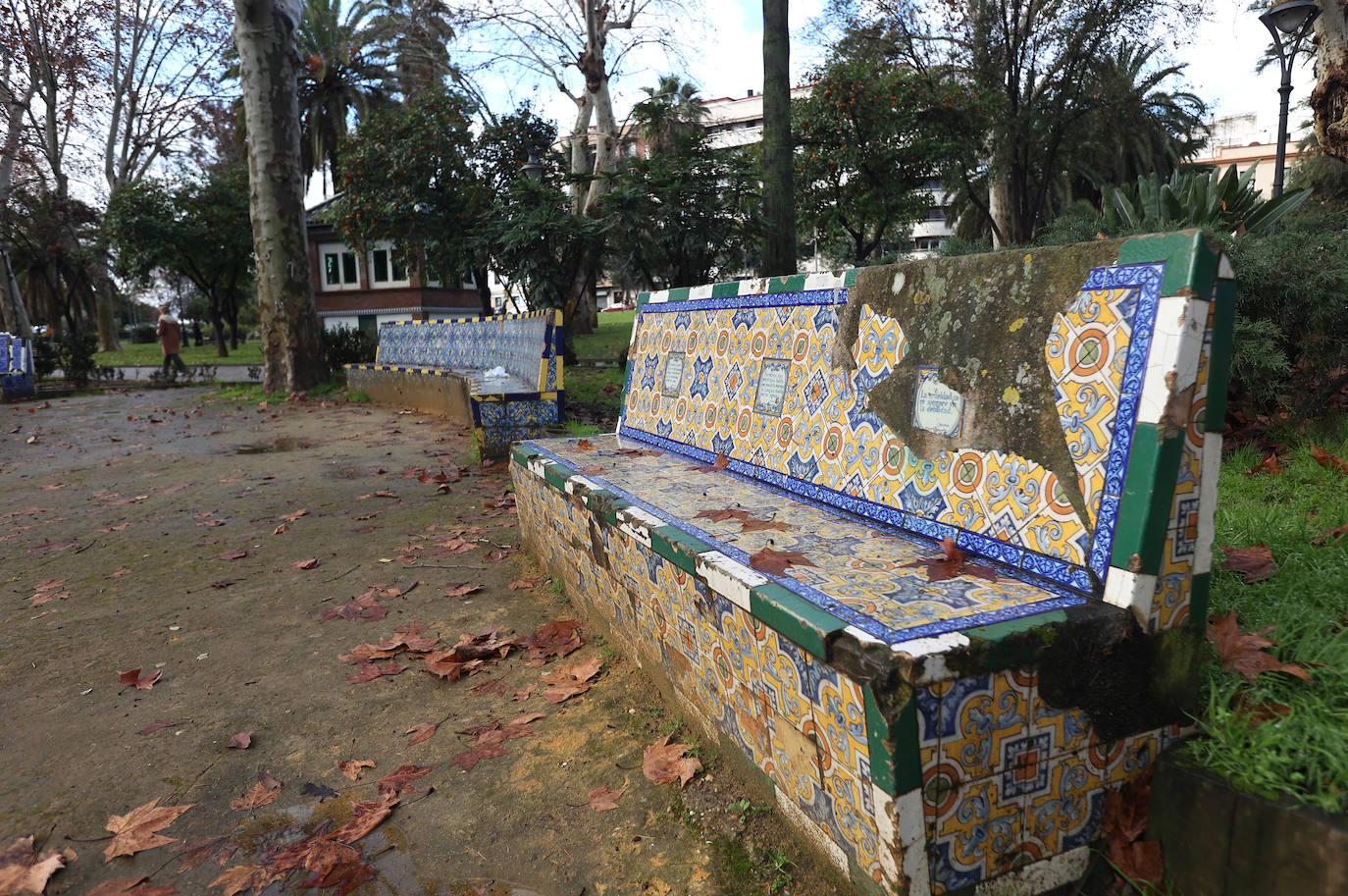 Fotos: el deterioro de los bancos de azulejos de los Jardines de los Patos en Córdoba