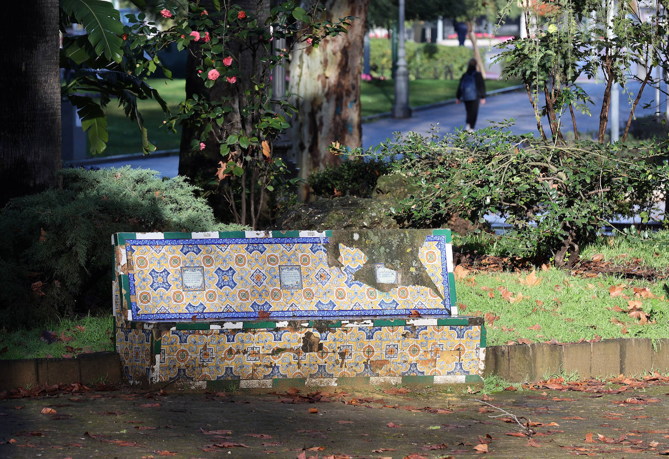 Fotos: el deterioro de los bancos de azulejos de los Jardines de los Patos en Córdoba