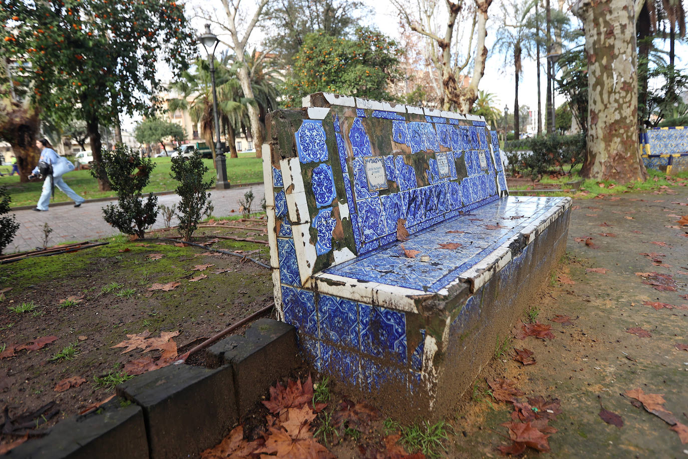 Fotos: el deterioro de los bancos de azulejos de los Jardines de los Patos en Córdoba