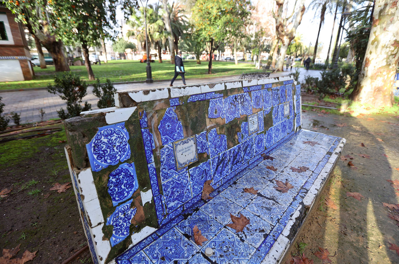 Fotos: el deterioro de los bancos de azulejos de los Jardines de los Patos en Córdoba