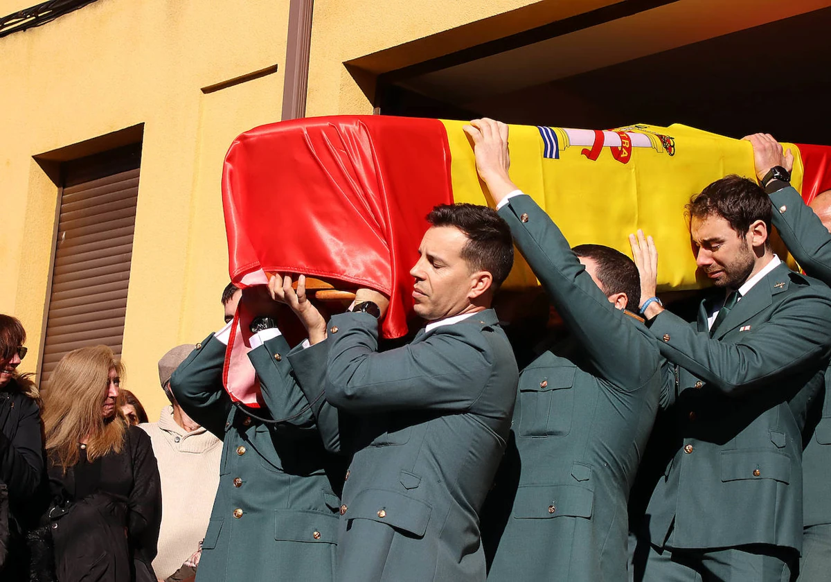 Los compañeros portan el féretro de uno de los guardias civiles fallecidos