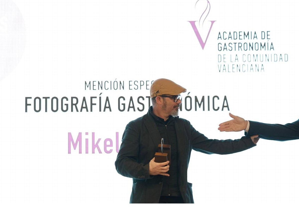 Mikel Ponce, en el momento de recoger el galardón
