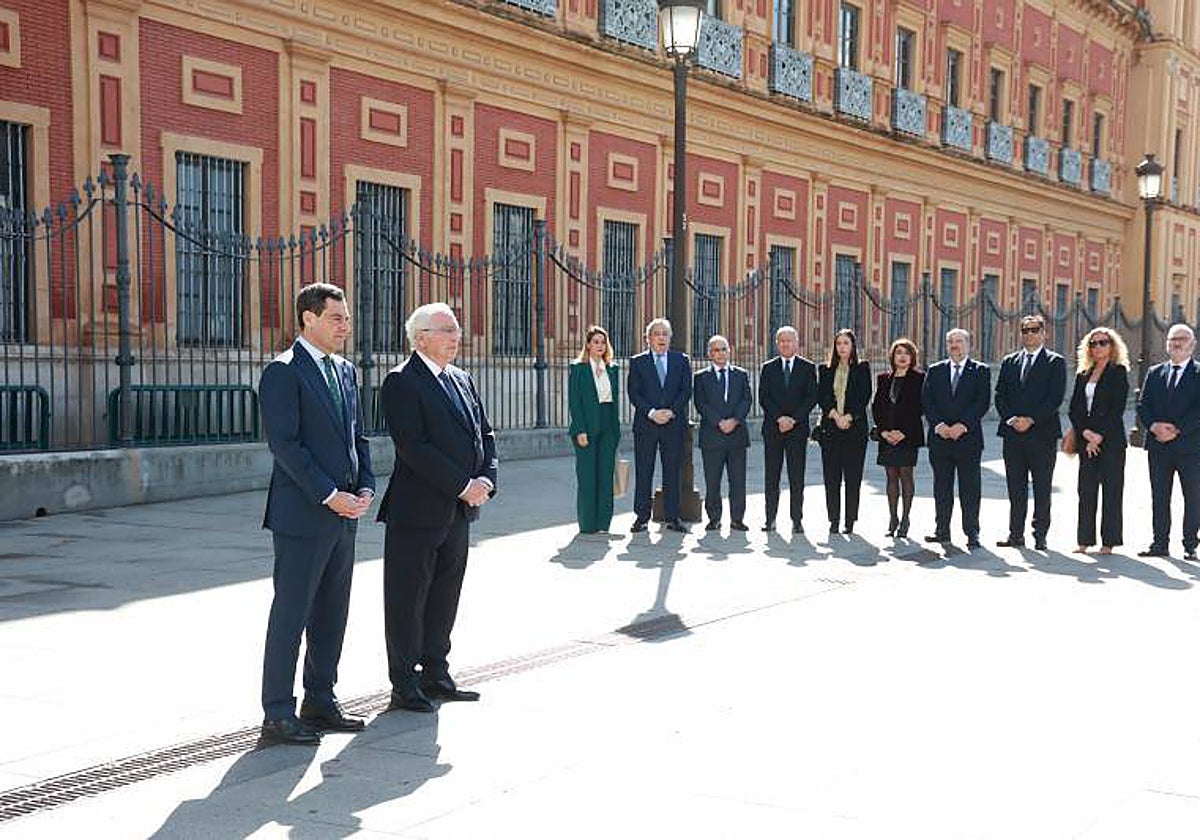 El presidente andaluz, Juanma Moreno en el minuto de silencio en San Telmo