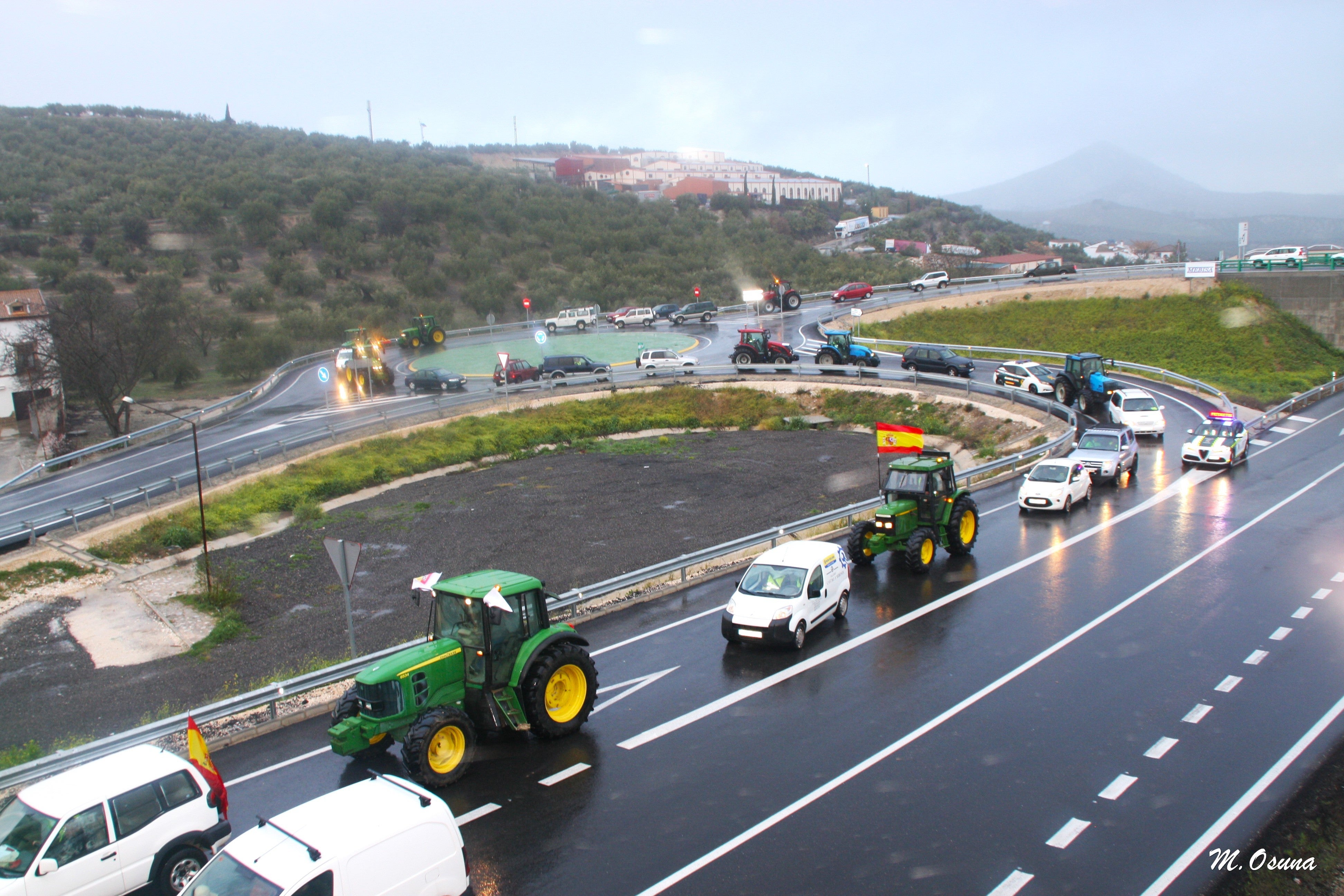 Fotos: una nueva tractorada de protesta corta carreteras en la Subbética