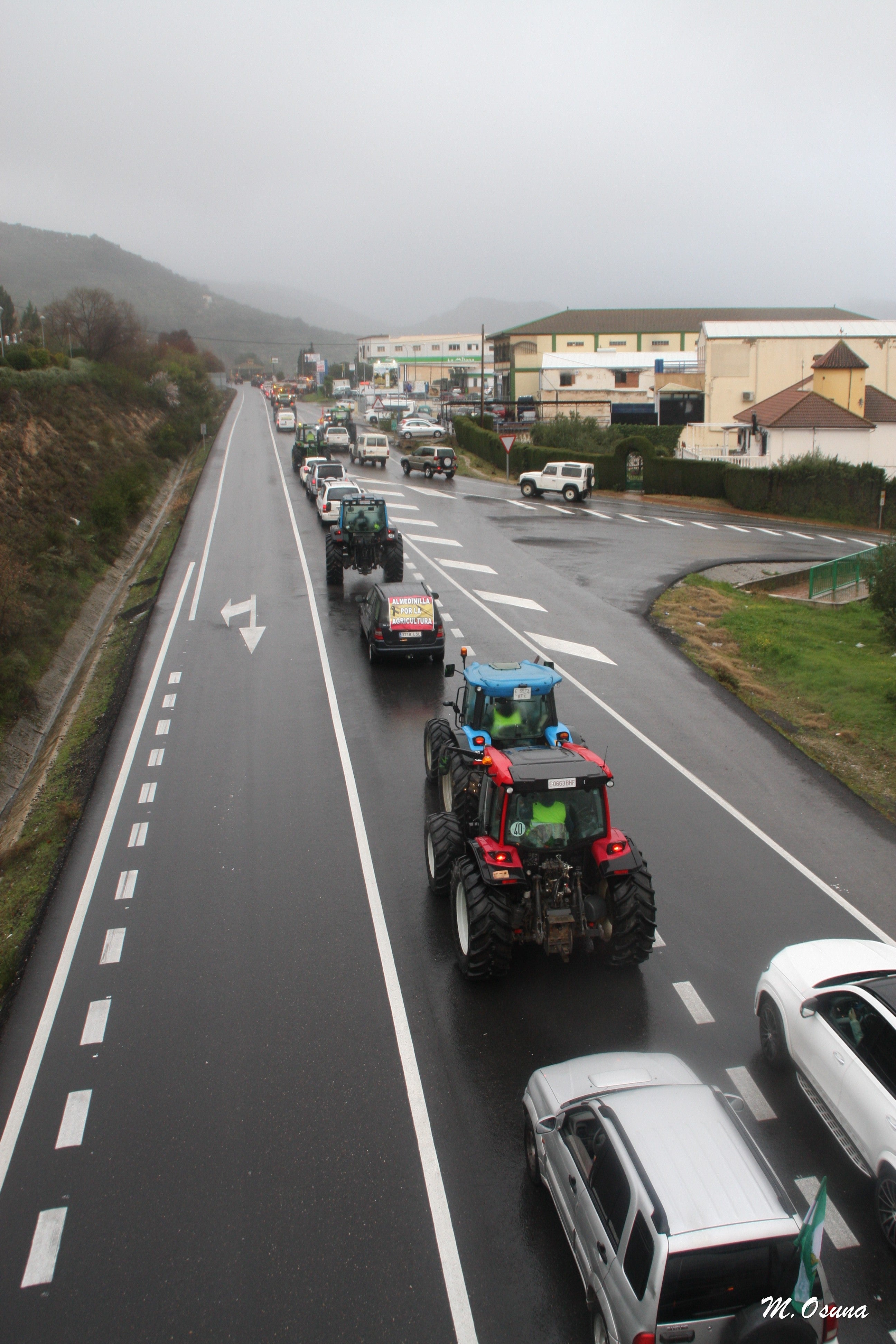 Fotos: una nueva tractorada de protesta corta carreteras en la Subbética