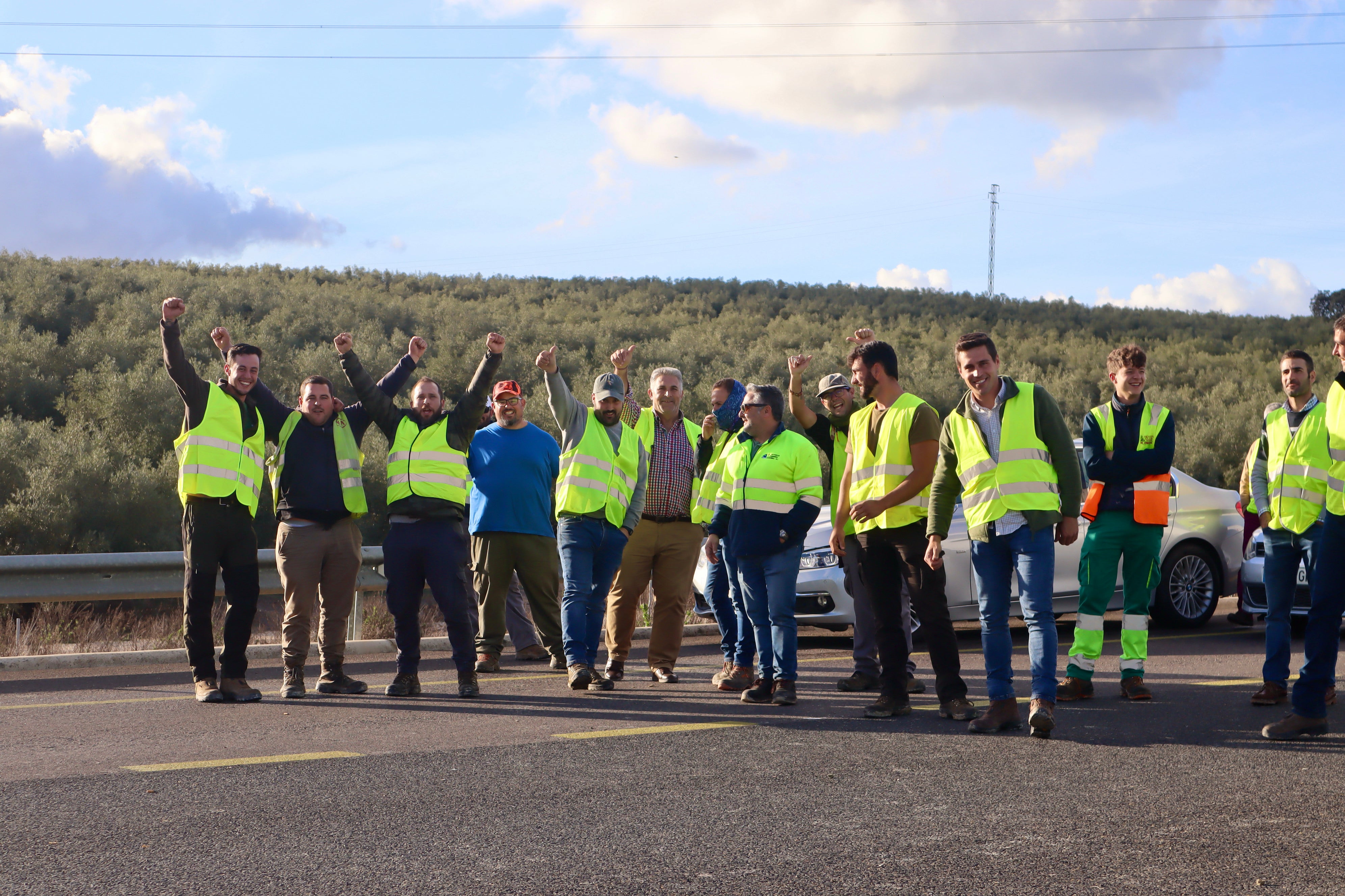 Fotos: una nueva tractorada de protesta corta carreteras en la Subbética