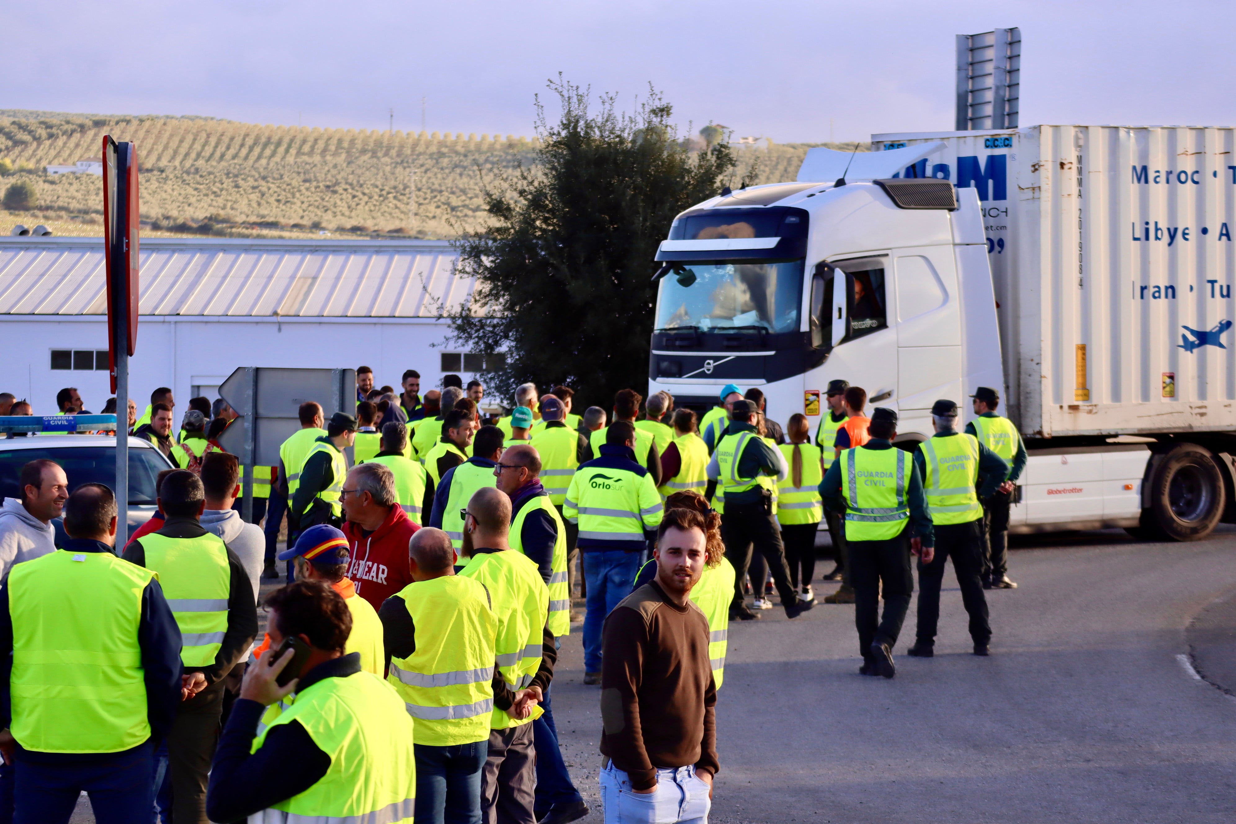 Fotos: una nueva tractorada de protesta corta carreteras en la Subbética