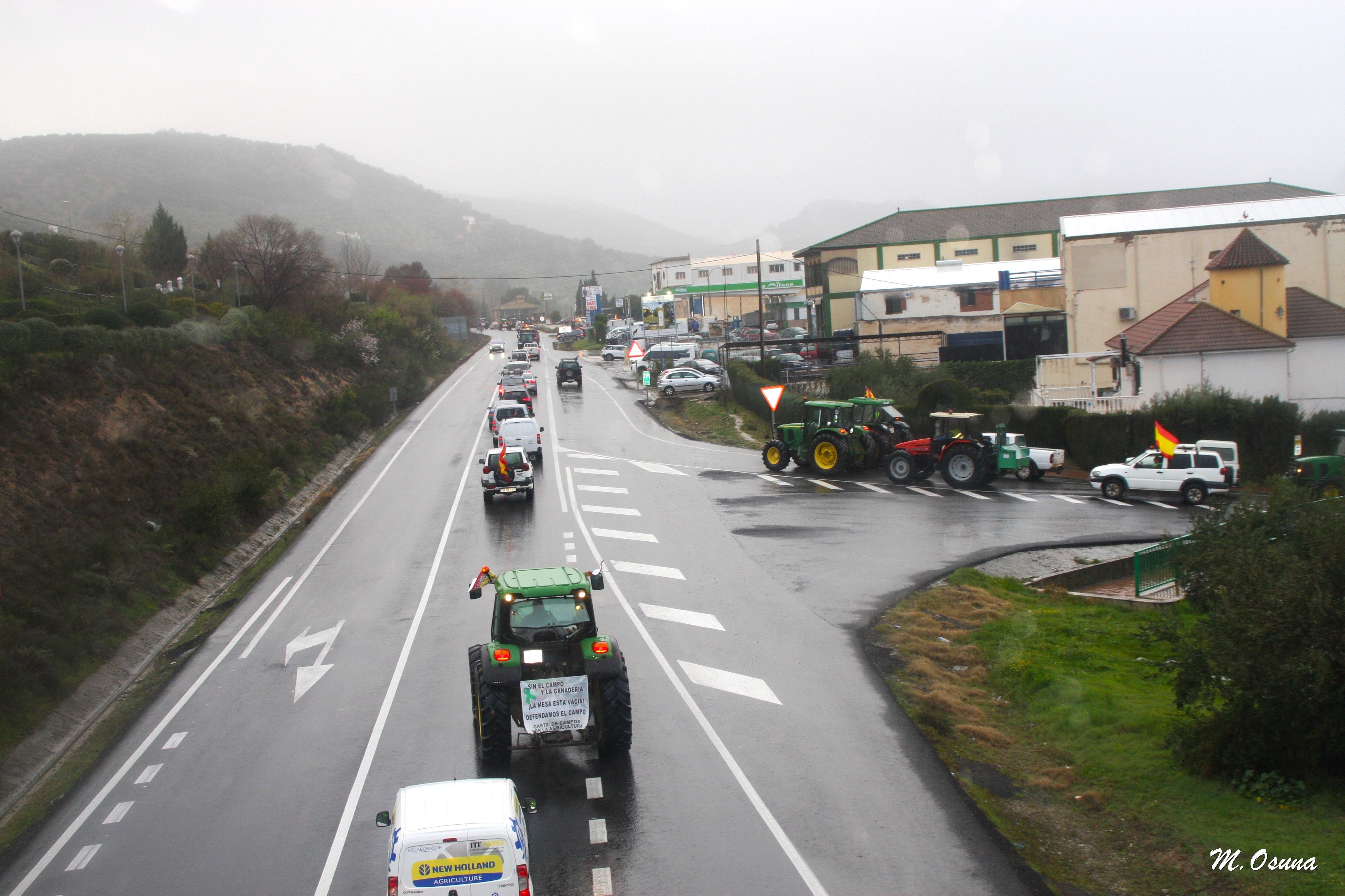 Fotos: una nueva tractorada de protesta corta carreteras en la Subbética