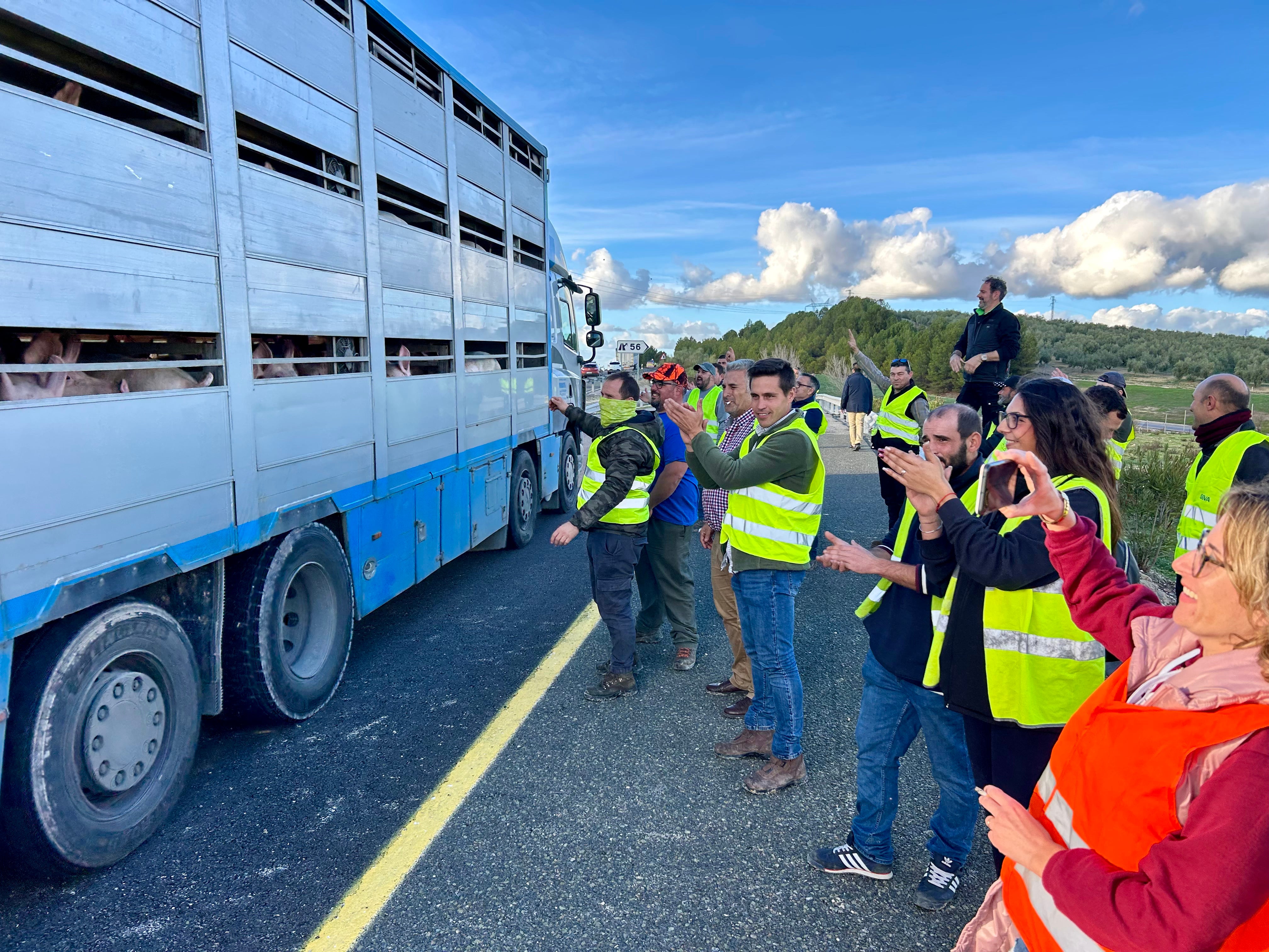 Fotos: una nueva tractorada de protesta corta carreteras en la Subbética