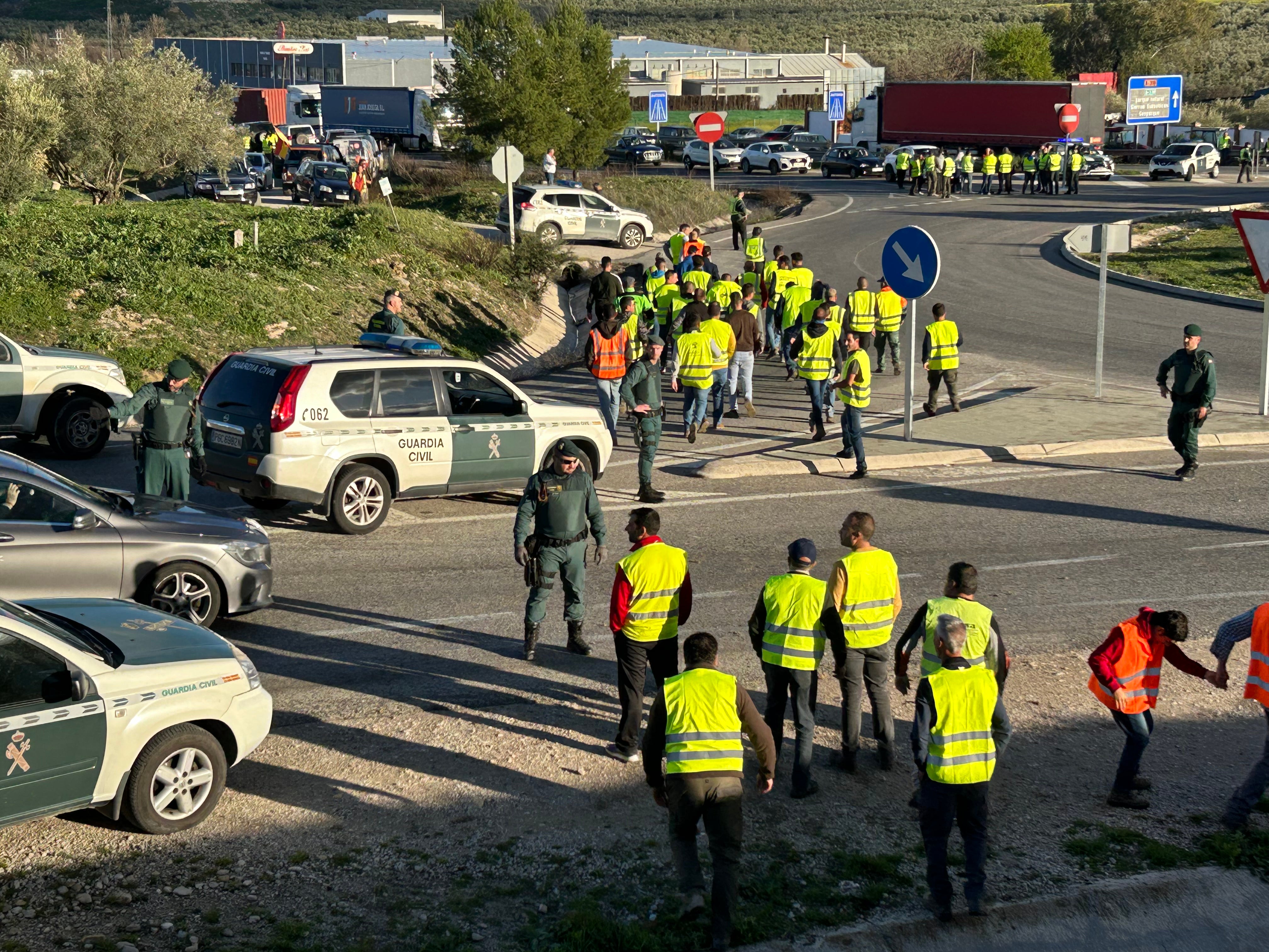 Fotos: una nueva tractorada de protesta corta carreteras en la Subbética