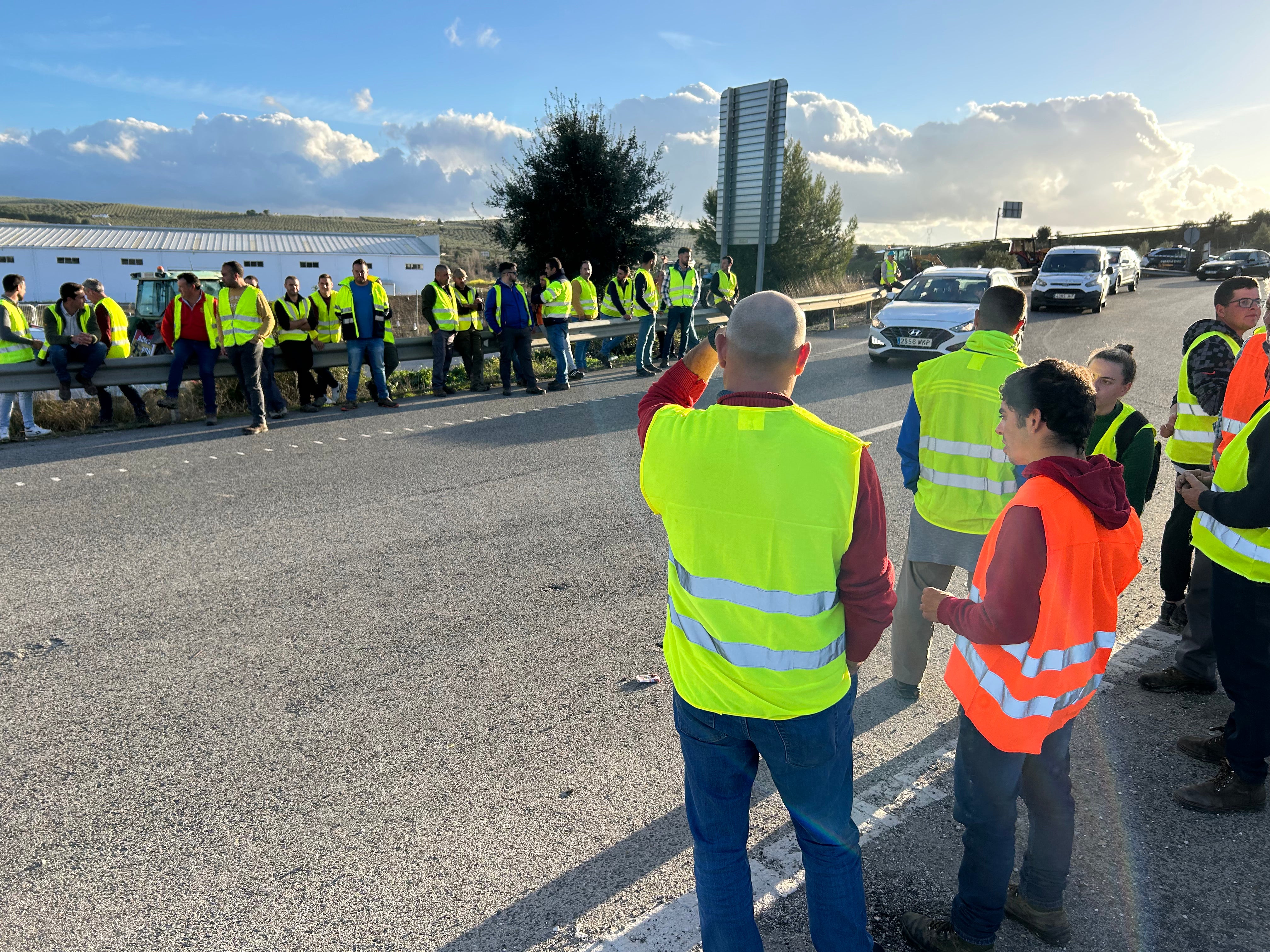 Fotos: una nueva tractorada de protesta corta carreteras en la Subbética