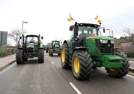 Los agricultores cortan la A-3 en Cuenca y la A-43 en Albacete, y los de Cuenca hacen una cacerolada