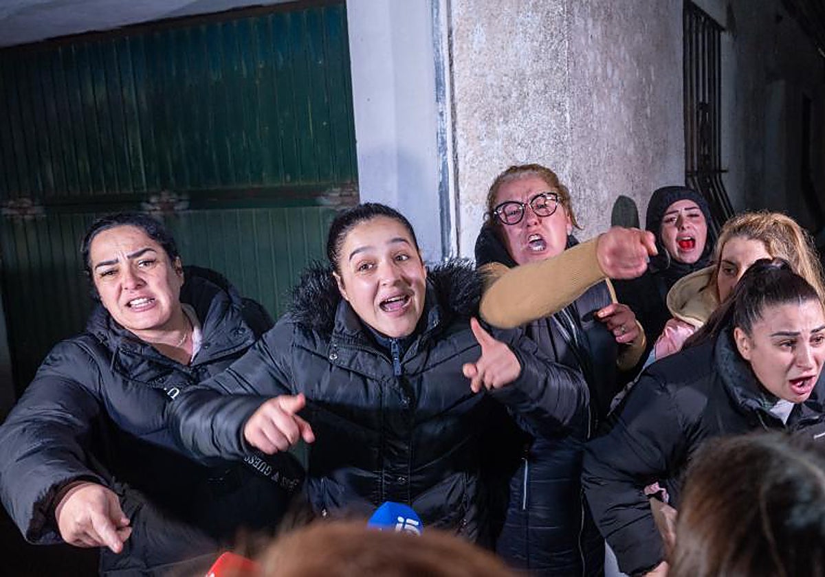 Familiares de los seis tripulantes de la narcolancha que mató a dos guardias civiles en Barbate