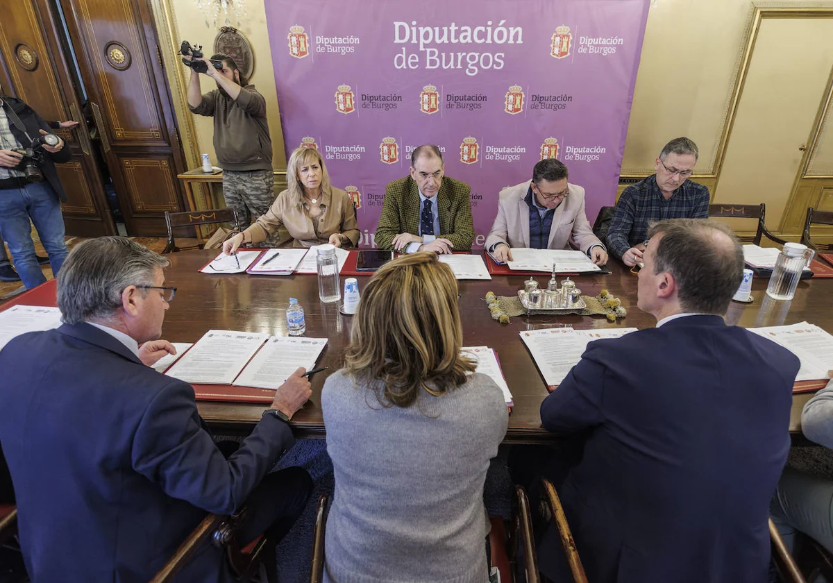 Reunión del Diálogo Social, en la que participan la Diputación de Burgos, FAE, UGT y CCOO