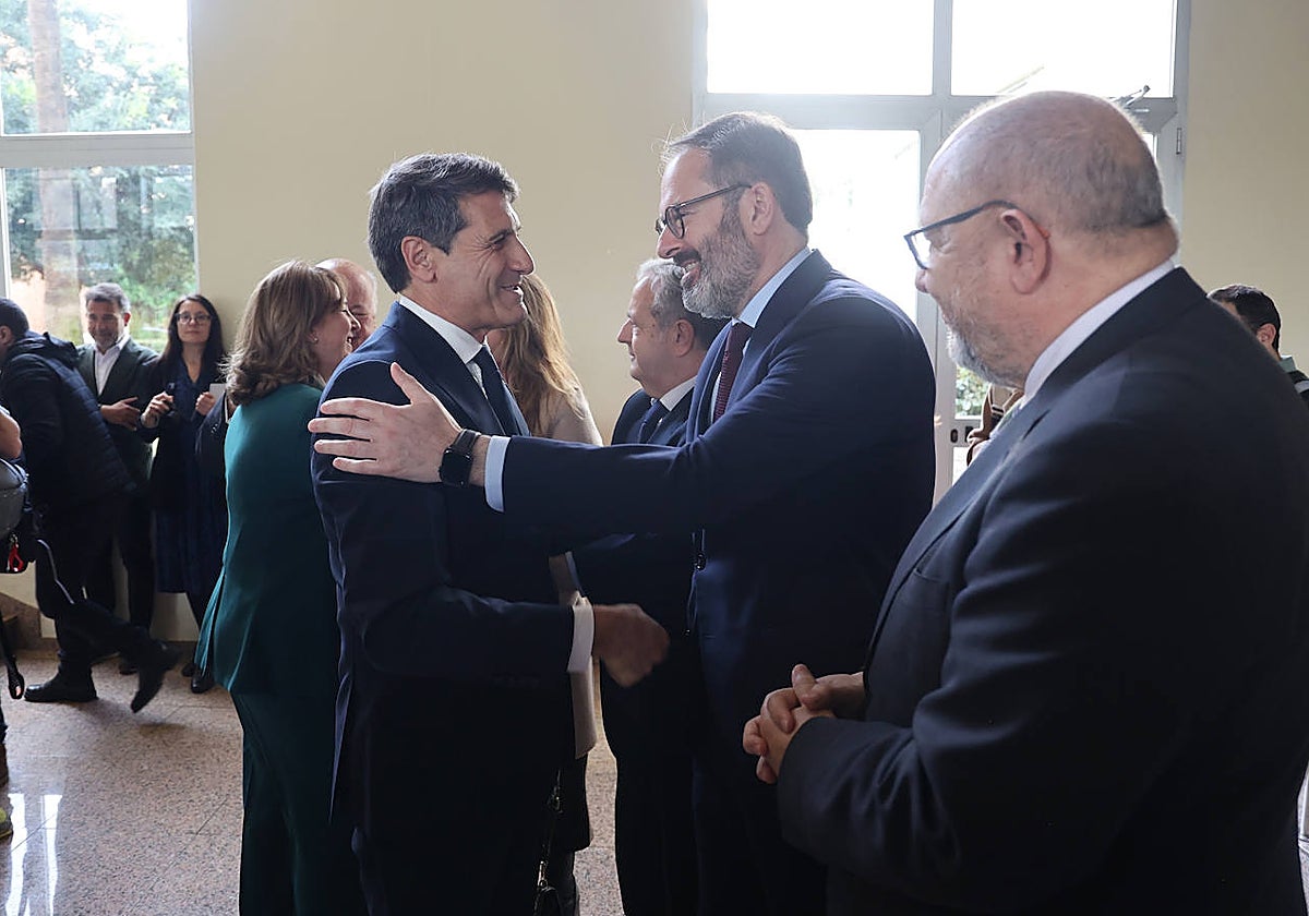 Adolfo Molina saluda al delegado del Gobierno en Andalucía