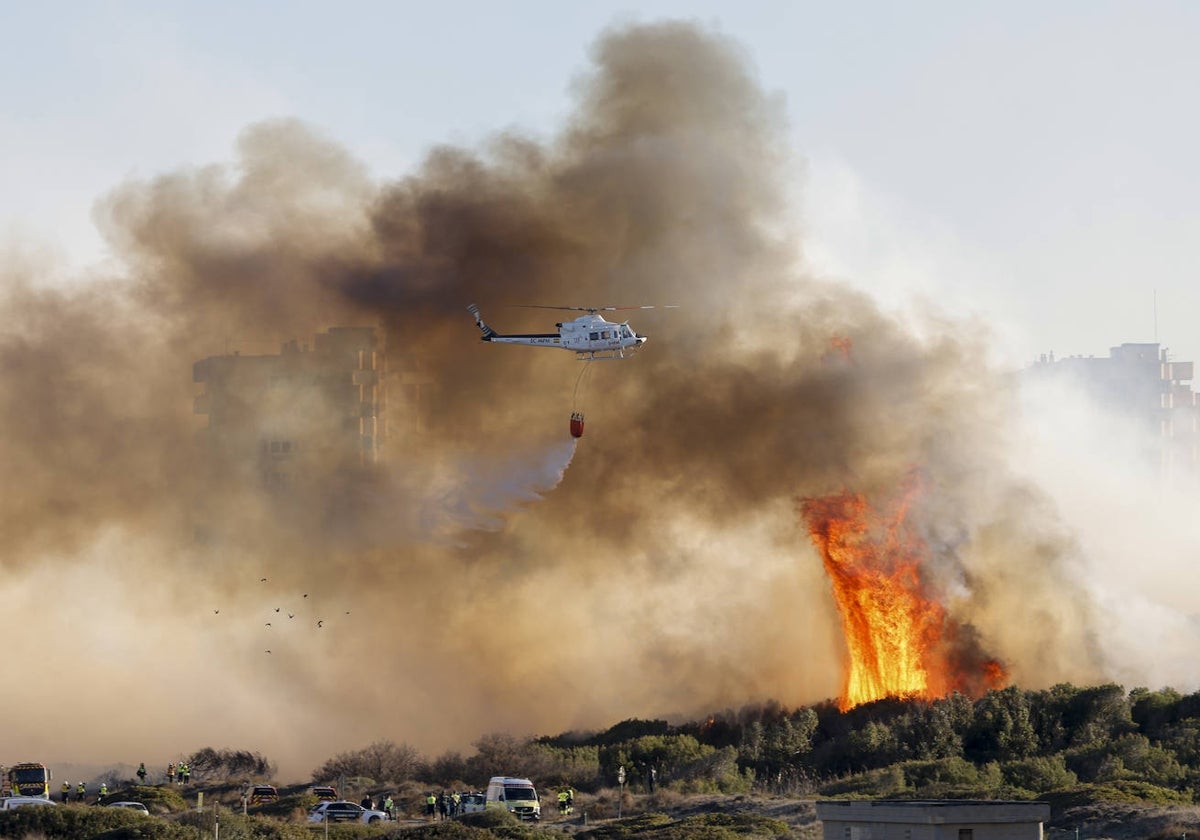 Imagen de los trabajos de extinción, este lunes, en el incendio de la Devesa del Saler