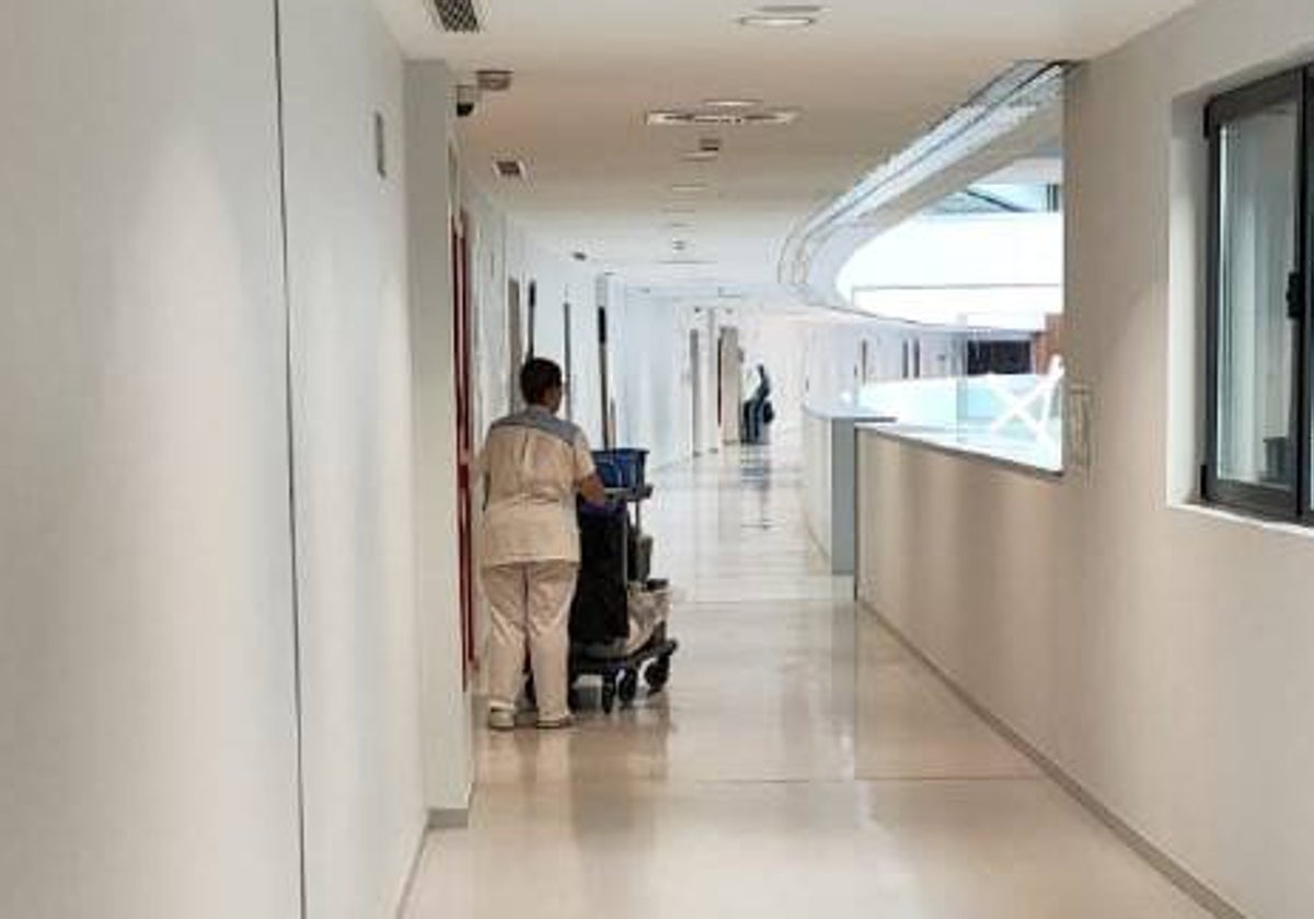 Trabajadora de la limpieza en el Hospital Universitario de Toledo