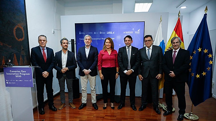 Acto de firma del contrato entre el Gobierno de Canarias y la UTE Pgeasus-Telespazio en Madrid