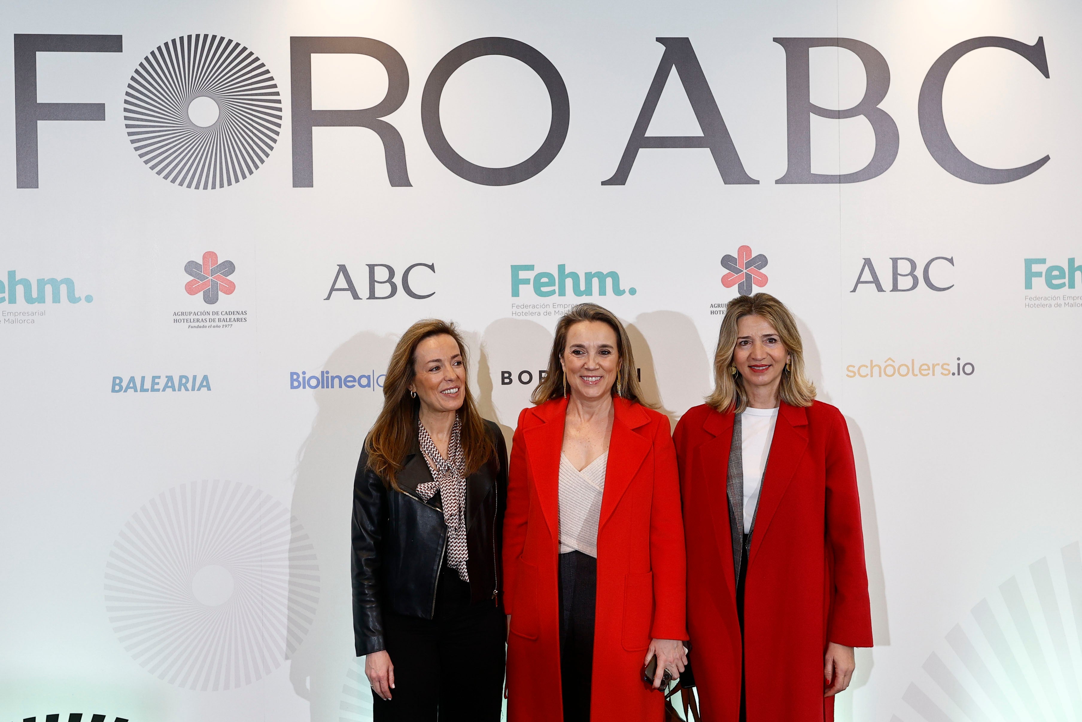 Carmen Navarro, secretaria cuarta de la mesa del Congreso, Cuca Gamarra, secretaria general y portavoz del PP, Alicia García, portavoz del PP en el Senado