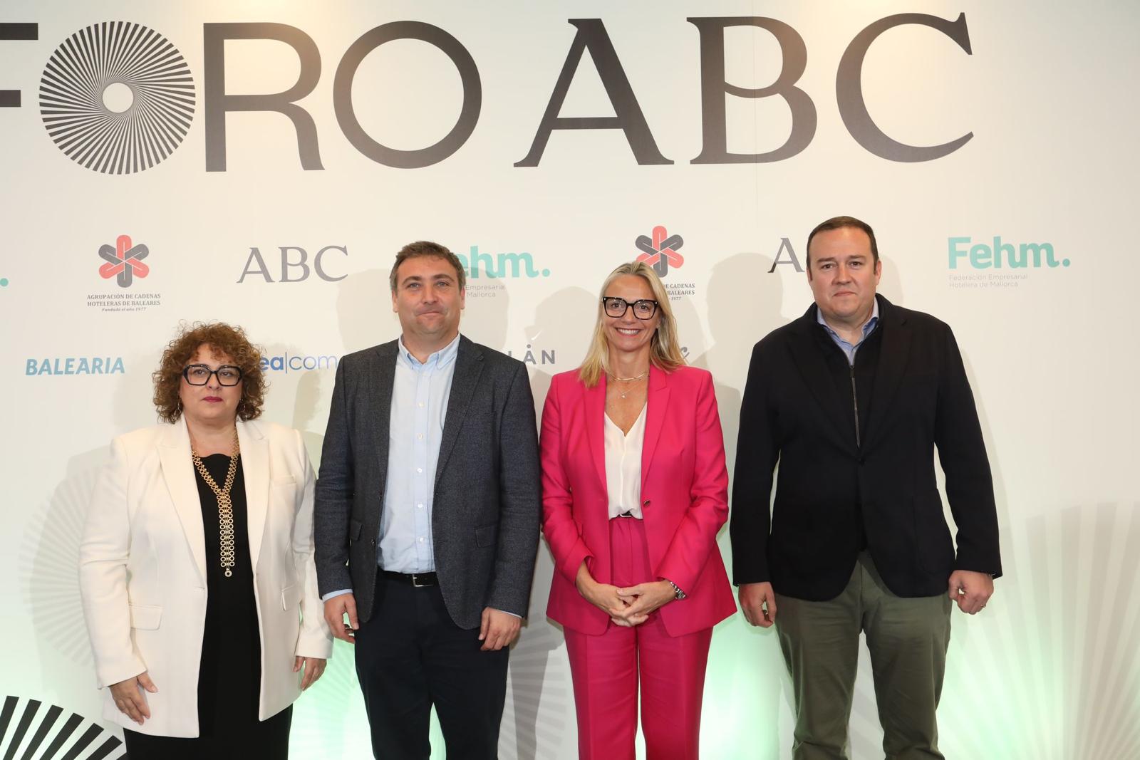 María José Aguiló, de la Agrupación de Cadenas Hoteleras de Mallorca, Pau Crespí Vilimelis, CEO Biolínea, María Frontera, presidenta de la Federación Empresarial Hotelera de Mallorca (FEHM) y Jorge del Barrio CEO ATA ECotecnología e Higiene del Agua