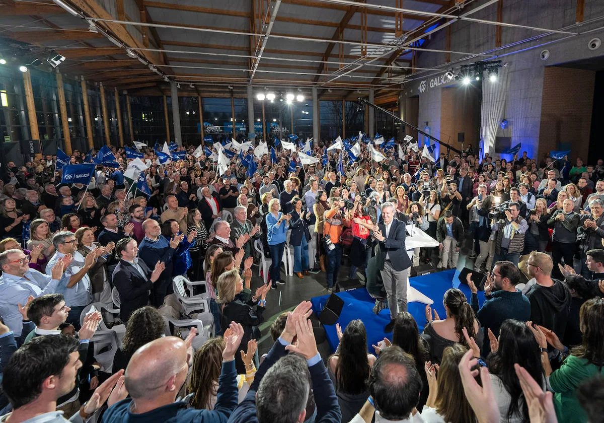 Alfonso Rueda, este miércoles en Santiago, en uno de los mítines más masivos de la campaña popular