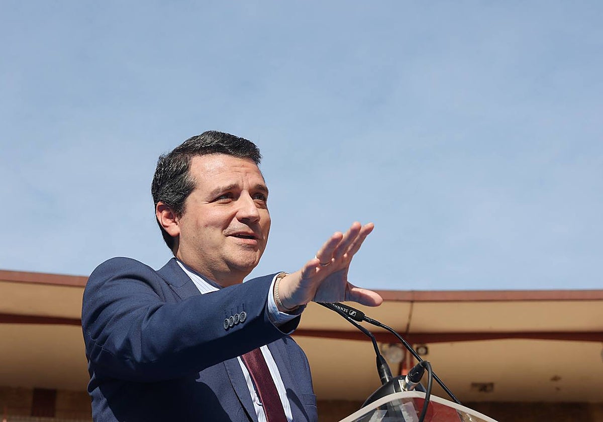 El alcalde, José María Bellido, en la plaza de toros