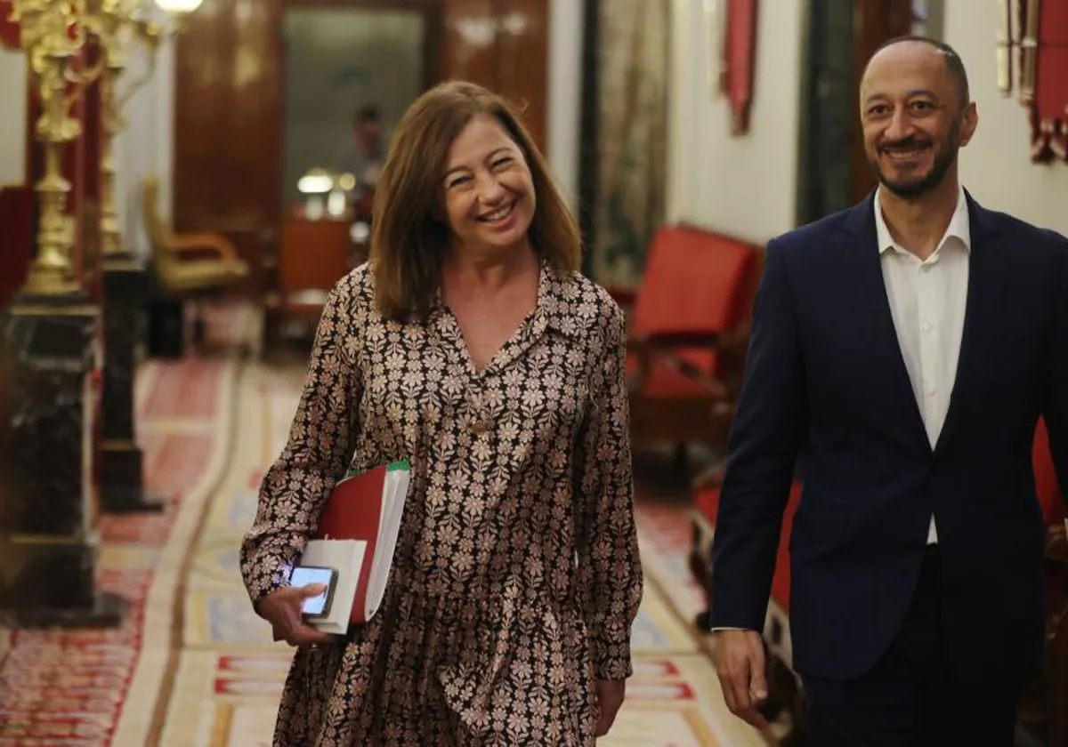 La presidente del Congreso, Francina Armengol, junto al vicepresidente, Alfonso Rodríguez Gómez de Celis