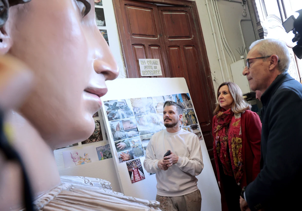 La alcaldesa de Valencia, María José Catalá, visita las obras de restauración del cadafal de la Virgen de los Desamparados