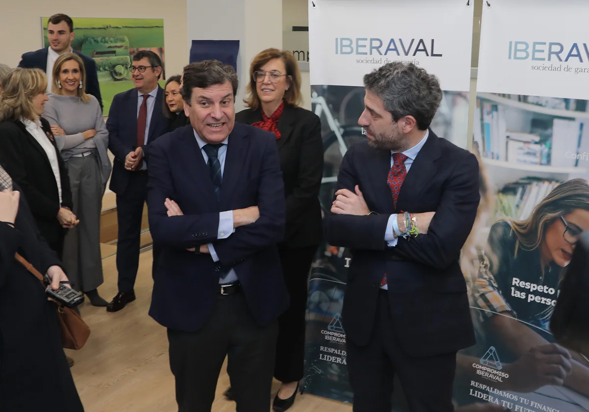 El consejero de Economía, Carlos Fernández Carriedo; el presidente de Iberaval, César Pontvianne, y la presidenta de la Diputación de Palencia, Ángeles Armisén, en la inauguración de la nueva sede de la sociedad de garantía recírpoca en Palencia