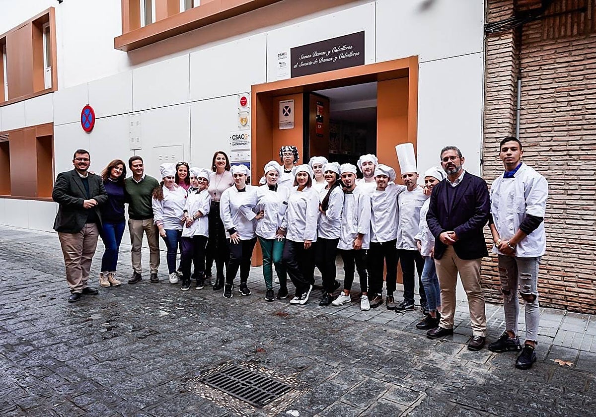 Alumnos, profesores y la teniente de alcalde de Servicios Sociales, Eva contador, en la práctica de cocina