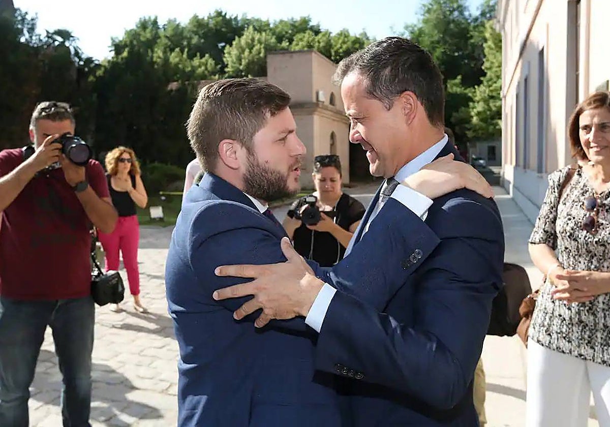 Nacho Hernando y Carlos Velázquez se abrazan en junio de 2023