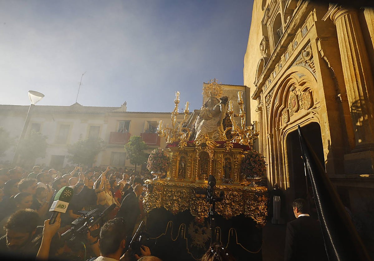 Las Angustias, a su salida de la iglesia de San Agustín, muy próxima a su actual casa de hermandad en la calle San Agustín