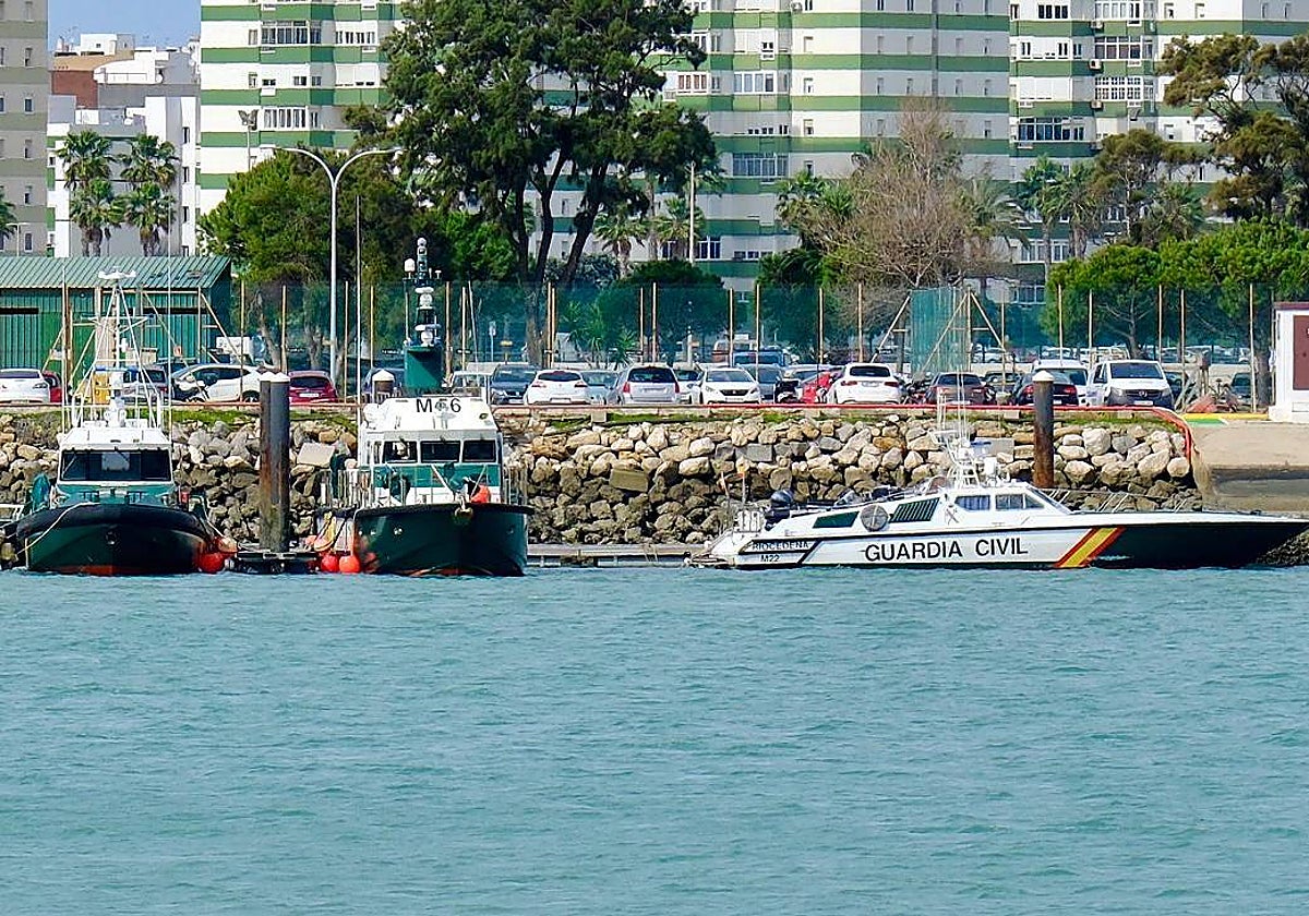 Embarcaciones de la Guardia Civil averiadas y amarradas ayer al puerto de Cádiz
