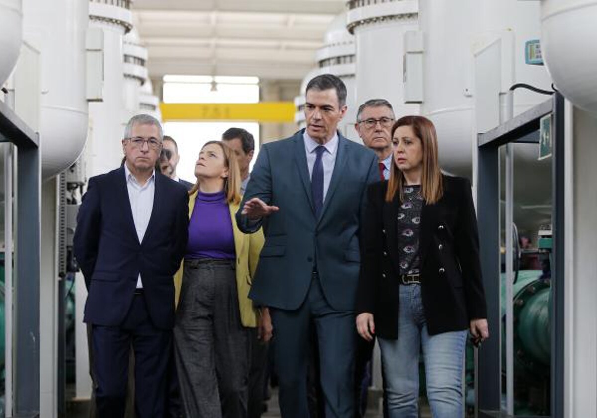 El presidente del Gobierno, Pedro Sánchez, durante su visita a la desalinizadora de Torrevieja, este jueves.