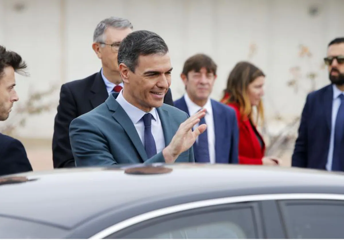 El presidente del Gobierno, Pedro Sánchez, saluda durante su visita a Torrevieja, este miércoles.