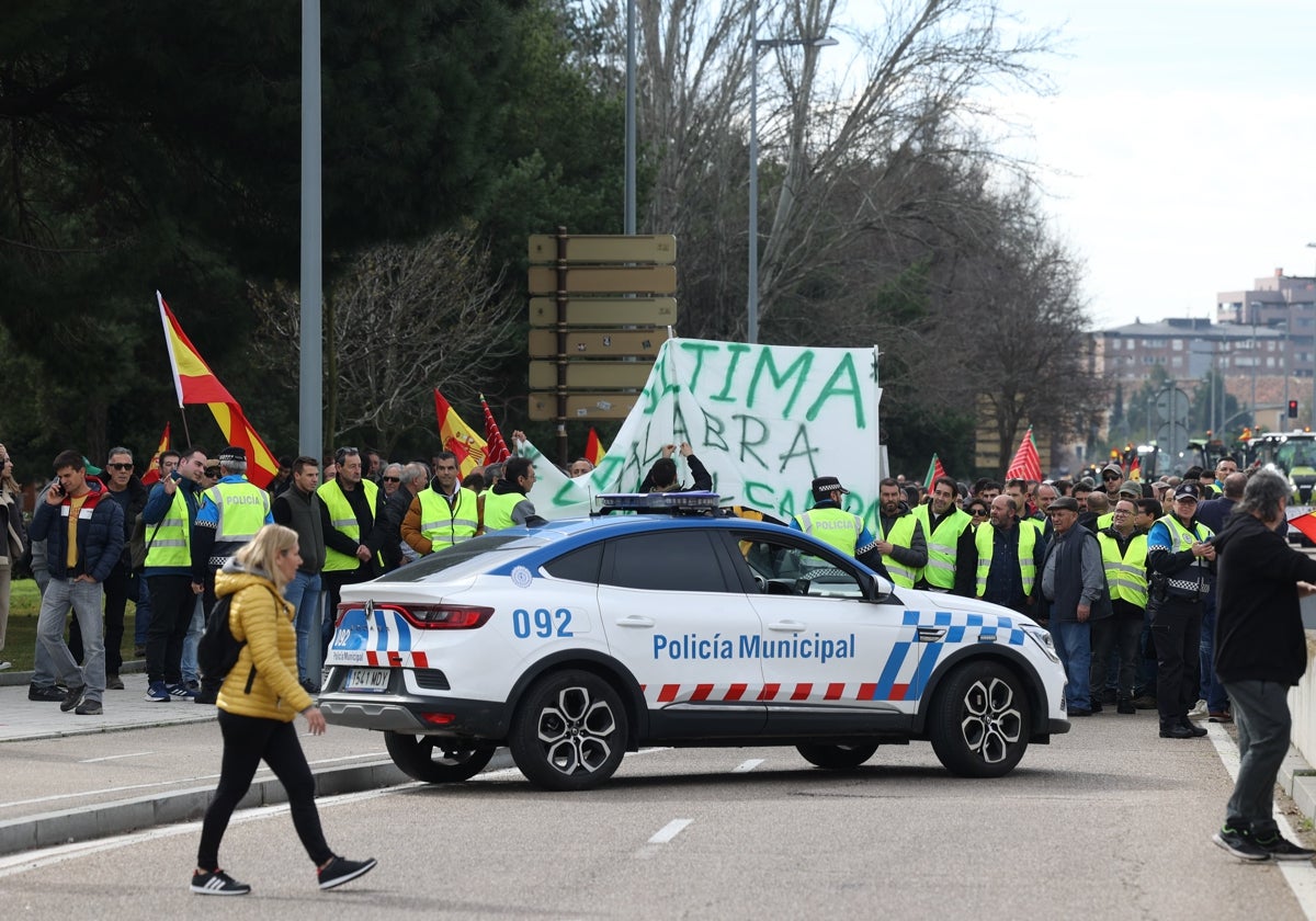 Un vehículo de la Policía Local durante la protesta de agricultores celebrada en Valladolid