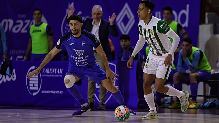 Pulinho conduce el balón en la cancha del Alzira