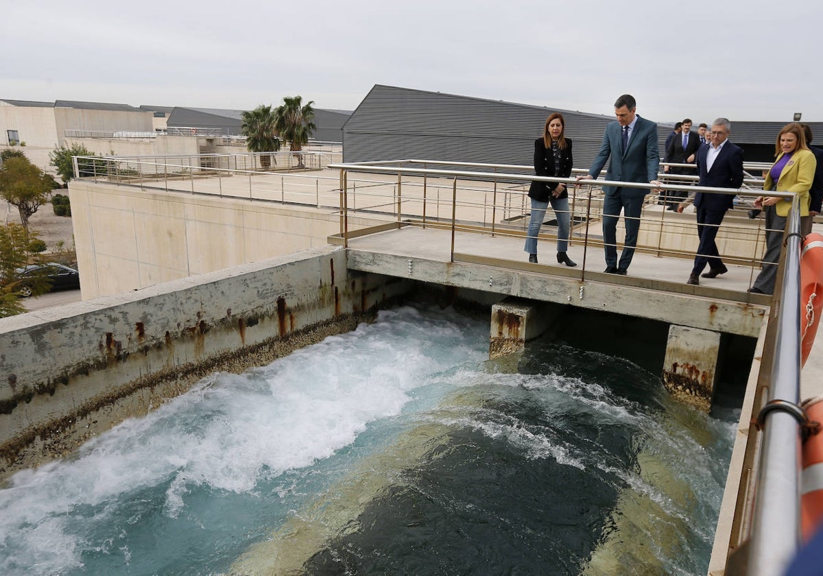 Imagen del presidente del Gobierno, Pedro Sánchez, durante su visita a la desaladora de Torrevieja (Alicante)