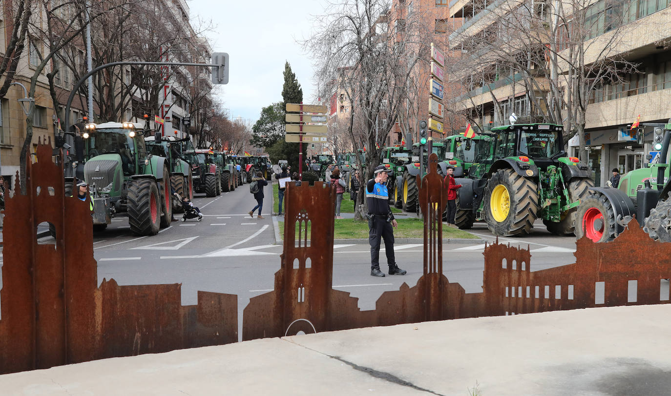 Los tractores colapsan las avenida de Manuel Ribera y Casado del Alisal