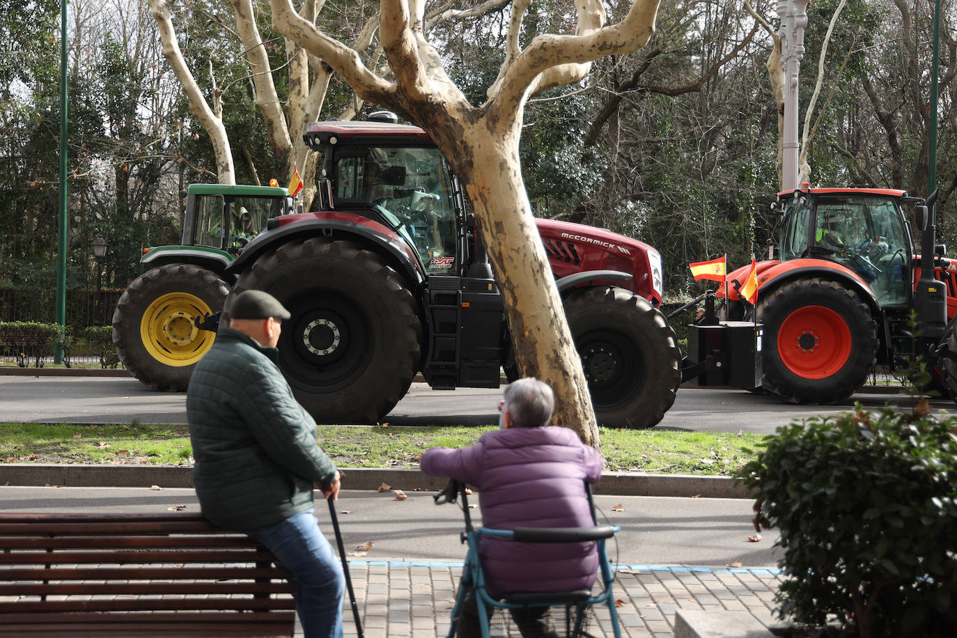 Vallisoletanos observando la tractorada en una de las arterias principales de la ciudad