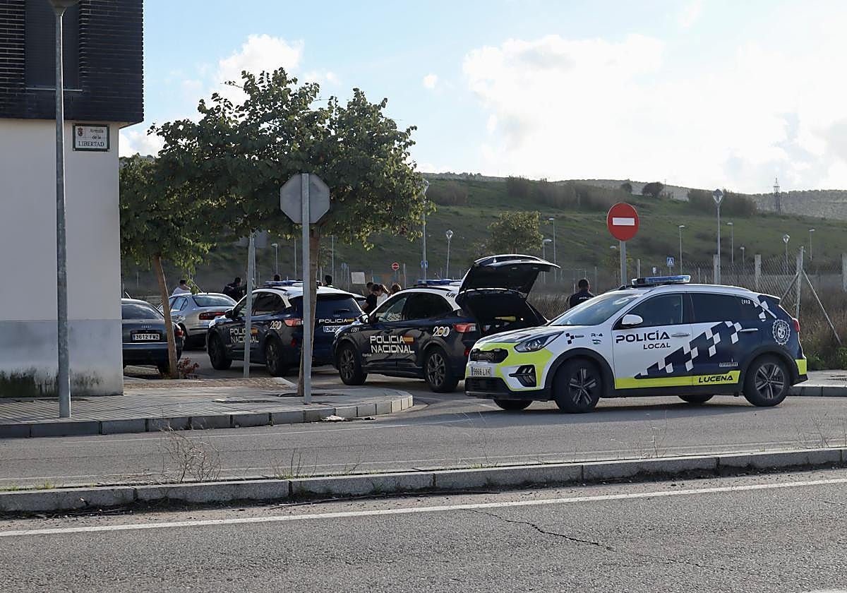 La Policía Nacional y Local en la promoción del Zarpazo, en la que hay problemas con los okupas