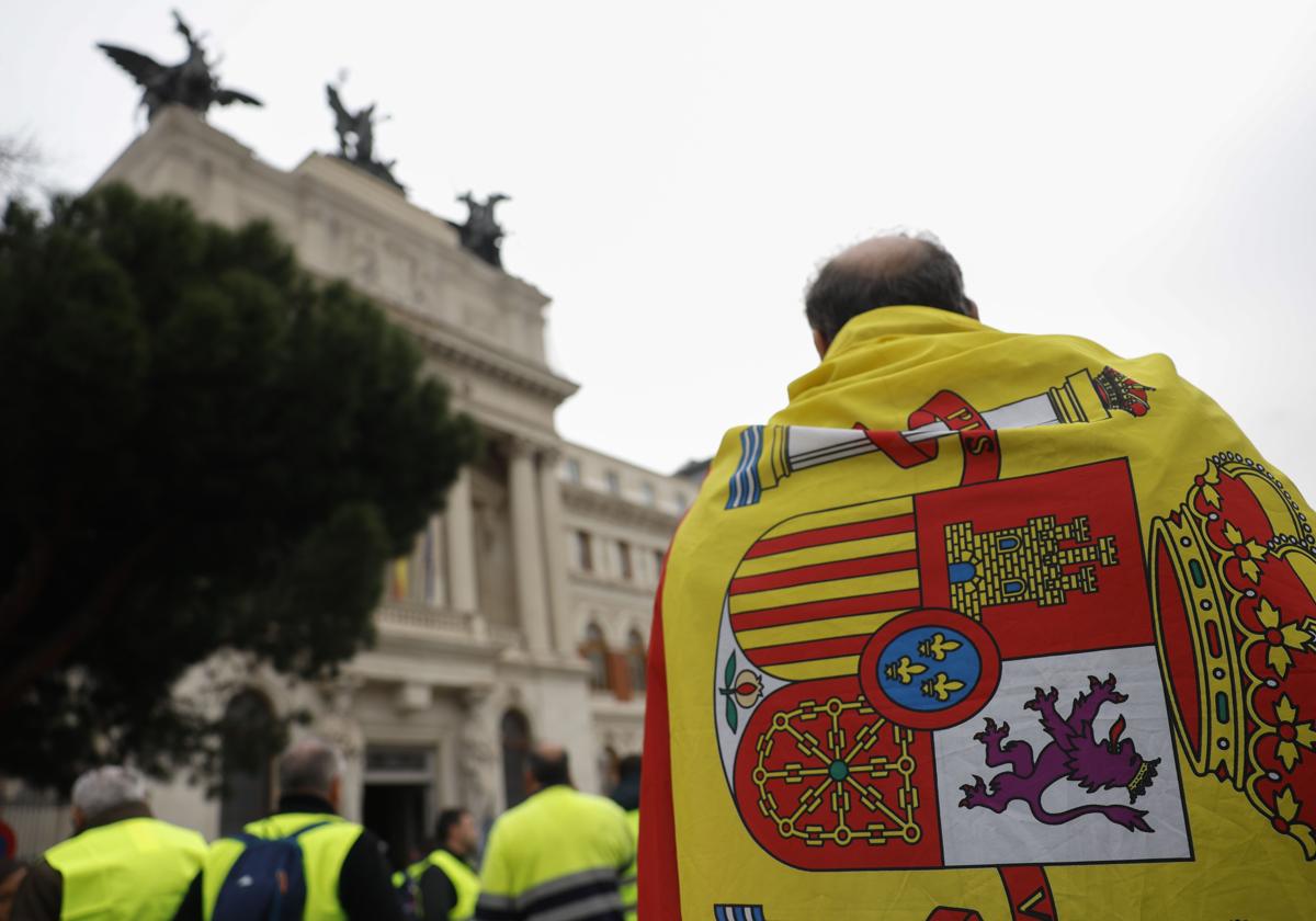 Manifestantes ante la sede del Ministerio de Agricultura en Madrid